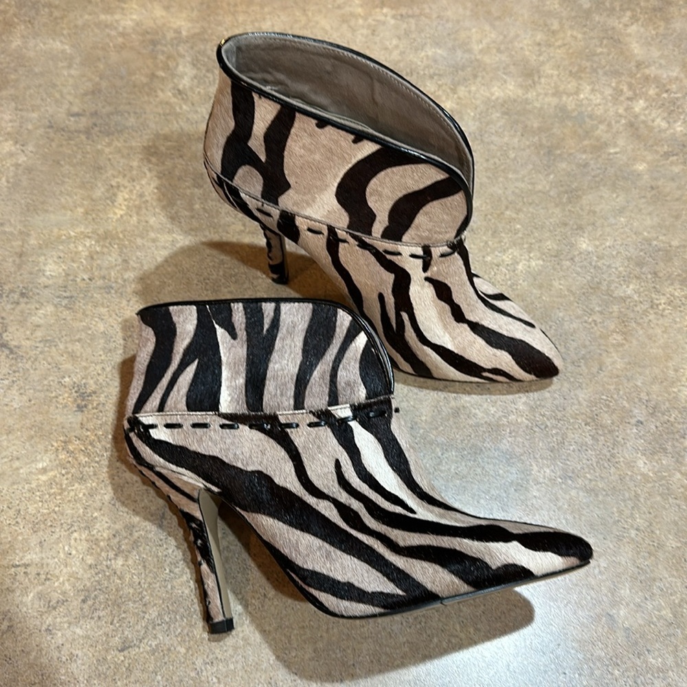 Women’s Nine West heeled booty size 7 1/2 they feel like real fur